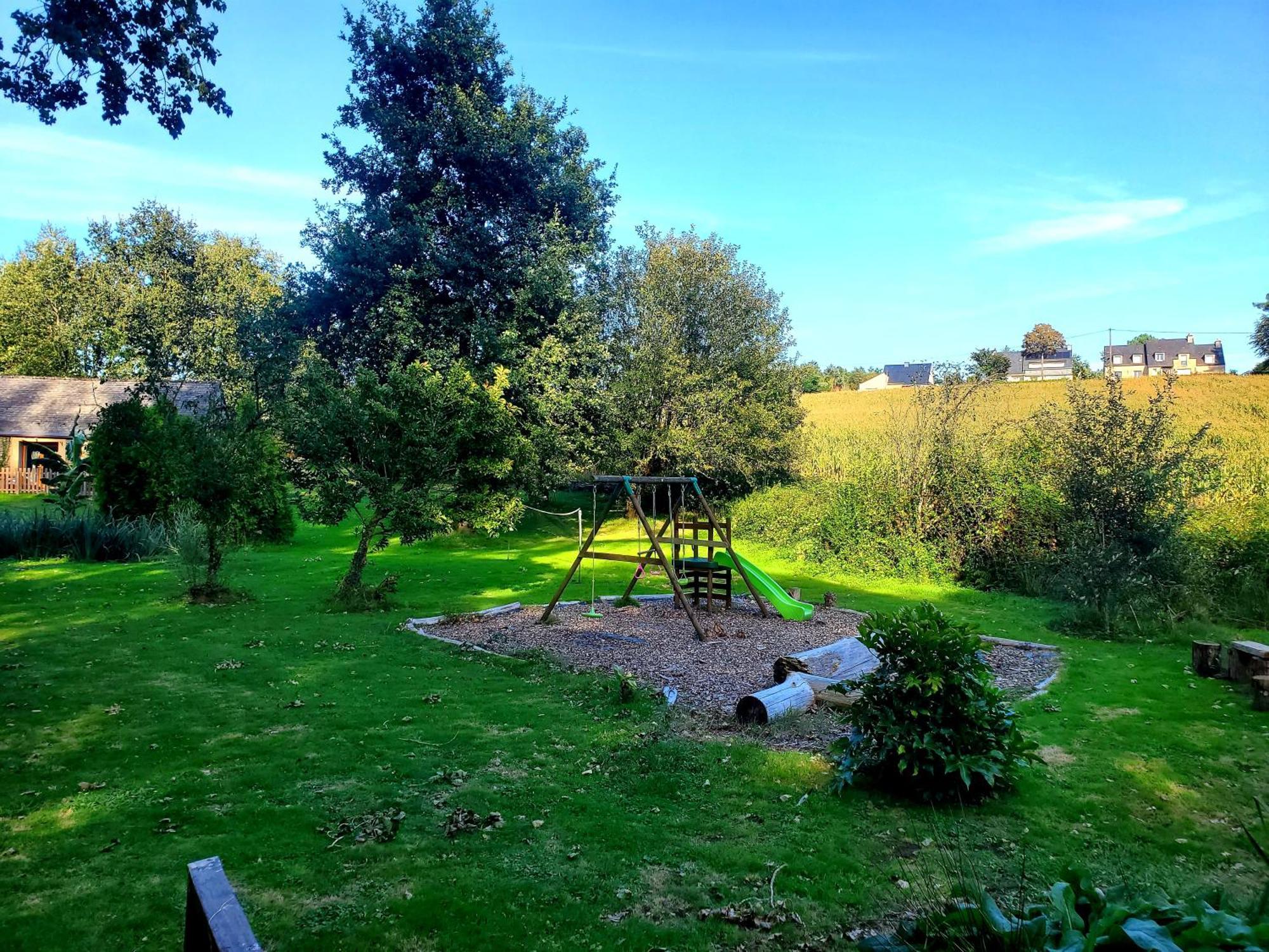 Le Vieux Moulin Gites - Detached Cottage With Garden Views And Pool Guegon ภายนอก รูปภาพ